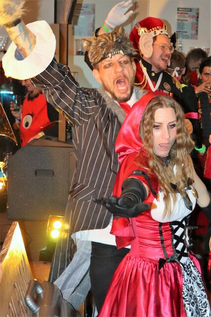 Prächtige Masken, wohin man schaute