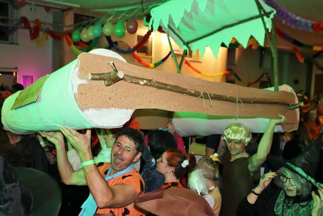 Platz 1 - die Feuerstainz mit ihrem Tretomobil