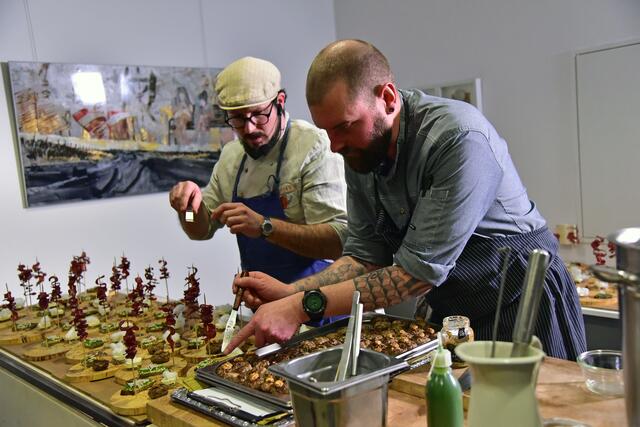 Bei "LuXus" im St. Johanner Kulturtreff wurde zunächst der gleichnamige Kurzfilm zu einer "Luxus-Schlachtung" im Großarltal gezeigt. Danach bewirtete Rudi Pichler (links) die anwesenden Gäste mit einem Gourmet-Menü. | Foto: Michael Lamp