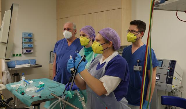 Prim. Clin. Ass. Prof. Dr. Peter Errhalt, DGKP Desoye Lauriane, BSc, OÄ Dr. Waltraud Riegler und OA Dr. Michael Reiter bei Durchführung der Rheoplastie  | Foto: LGA