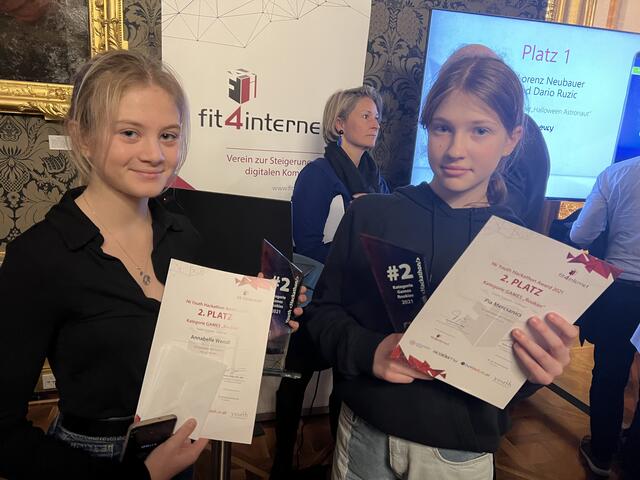 Annabelle Wendl und Pia Mercsanics programmierten sich auf Platz 2. | Foto: Volksschule Oberwart