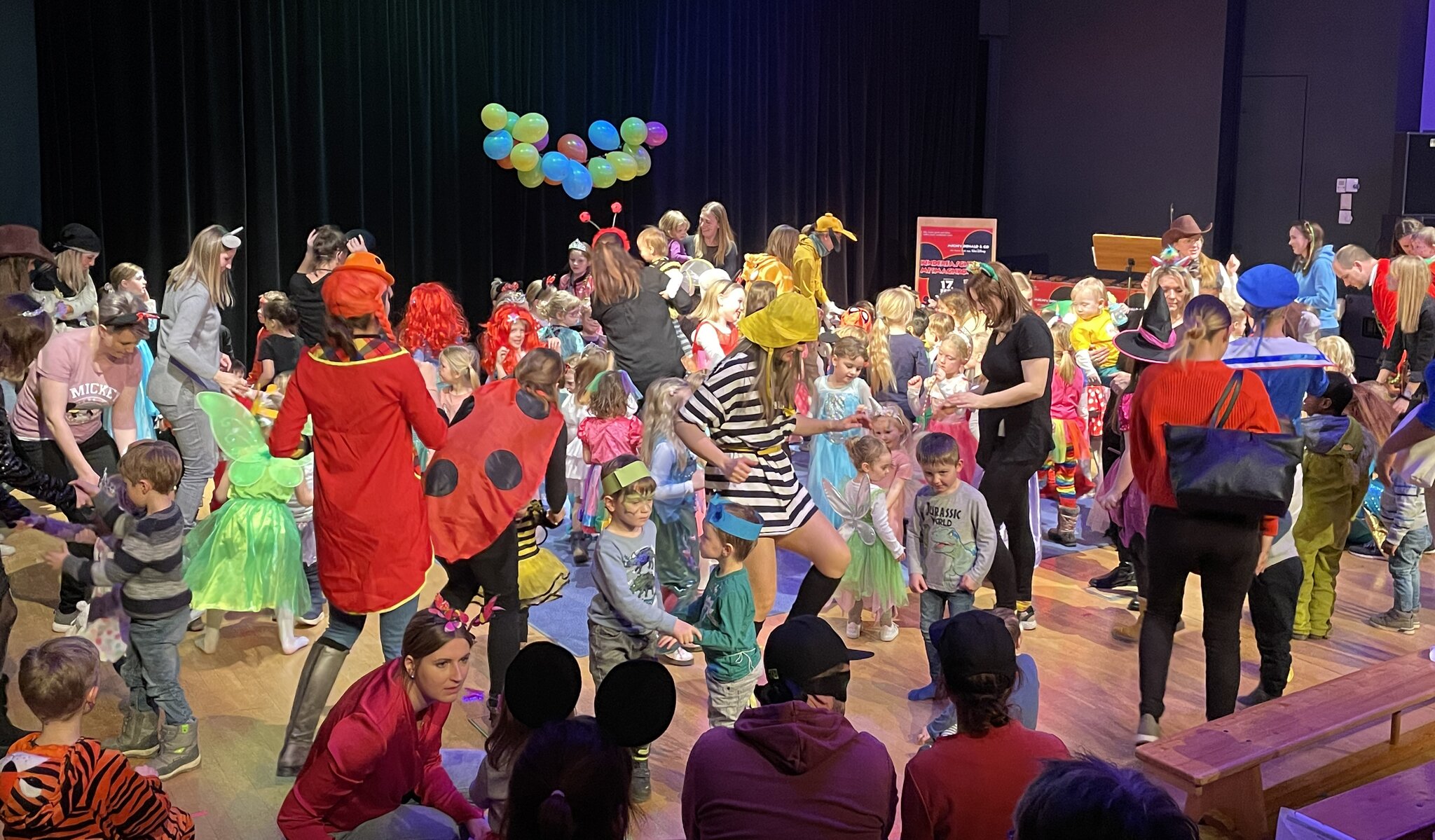 Fasching: Donald Duck und Mickey Mouse luden zum Mitmachkonzert - Weiz