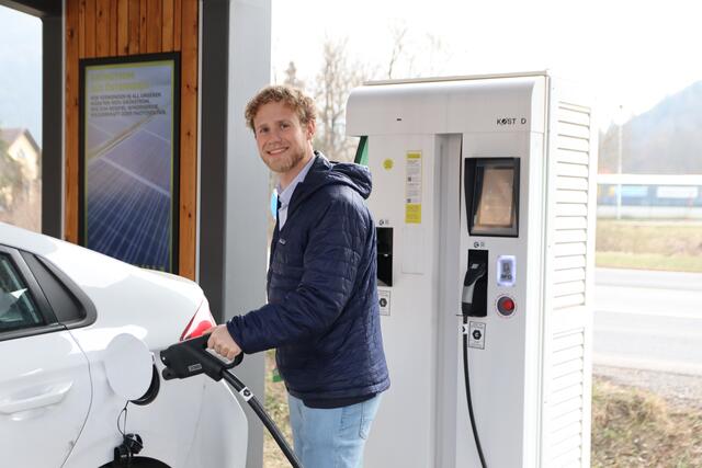KEM-Manager Jakob Fröhling: "Ich lade mein Auto fast jede Nacht zu Hause auf und verwende Schnellladestationen, wenn die Reichweite nicht ausreicht." | Foto: Manfred Wlasak