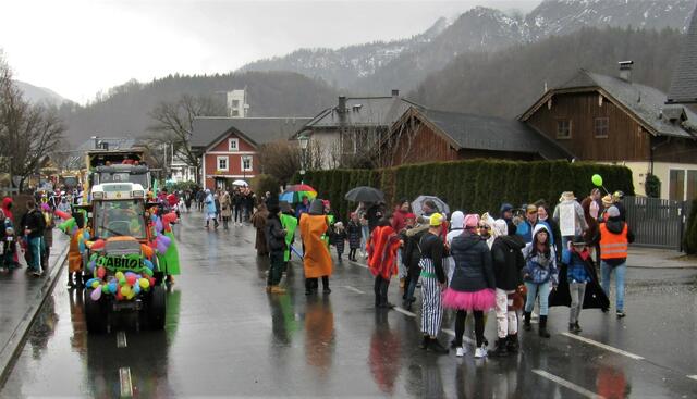 Faschingszug 2023 von Niederalm zum Dorfplatz Anif 