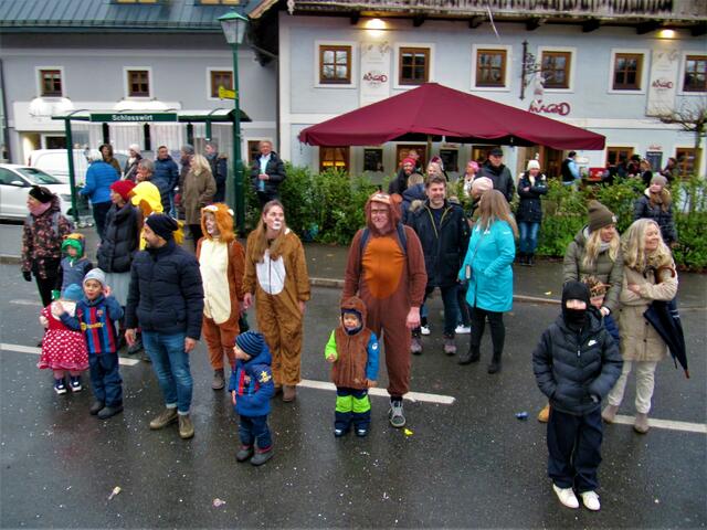 Faschingszug 2023 von Niederalm zum Dorfplatz Anif 