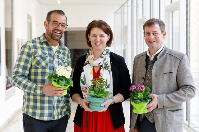 Biogärtner Karl Ploberger, Agrar-Landesrätin Michaela Langer-Weninger und Landesgärtnermeister Hannes Hofmüller (v. l.) freuen sich auf den Start der Gartenlandtour 2023. | Foto: Land OÖ/Haag