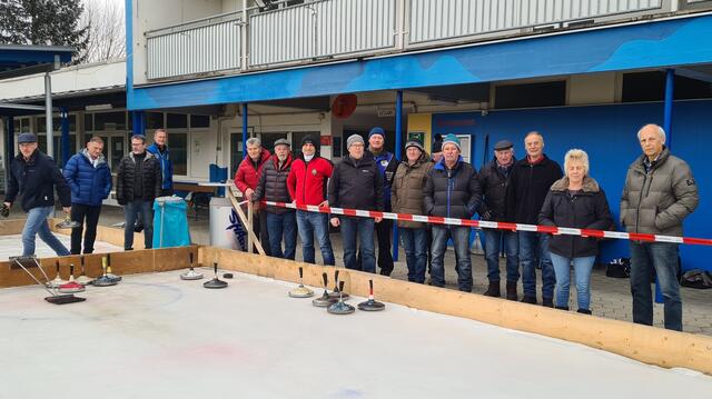 Die beiden Moarschaften auf der Eisstockanlage der Gemeinde mit Bgm. Bernd Hermann (r.) | Foto: Strohmeier