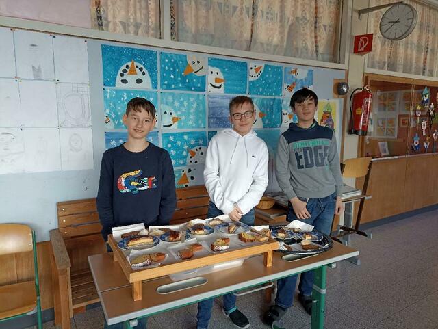 Die Schülerinnen und Schüler haben zu Hause mit Unterstützung der Eltern Süßes gebacken und mit in die Schule gebracht. | Foto: digiTNMS-MMS Kirchdorf