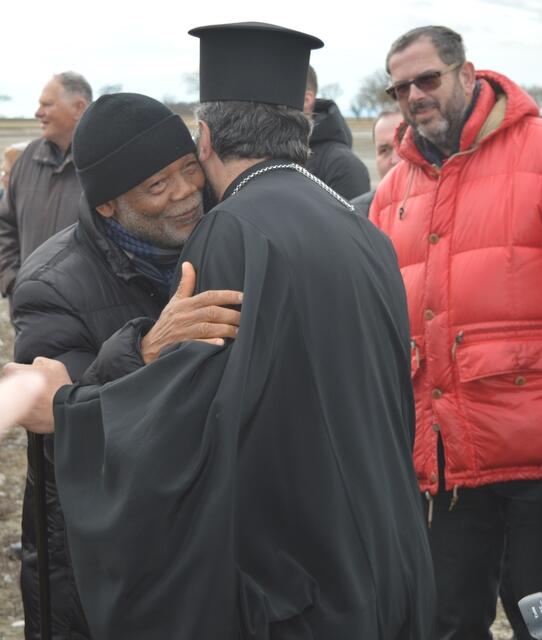 Ortspfarrer Peter Okeke begrüßt Metropolit Arsenios herzlich - rechts dahinter Pfarrer Günter Schweifer (Pfarre Apetlon u. Illmitz) | Foto: Thürnbeck, Krammer