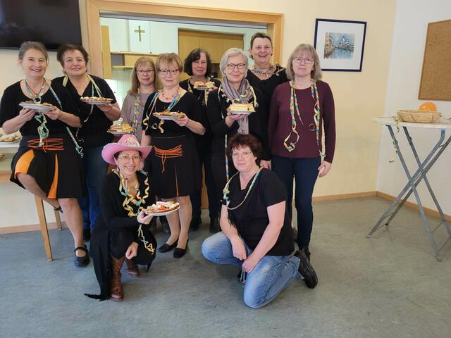 Die Cowgirls der Linedance Gruppe servierten ein reiches Frühstück am Faschingssonntag in Waldneukirchen. 