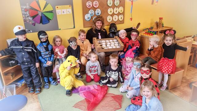 Die Kinder der Schmetterlingsgruppe freuen sich über die leckeren Krapfen. | Foto: Marktgemeinde Wallern/Tr.