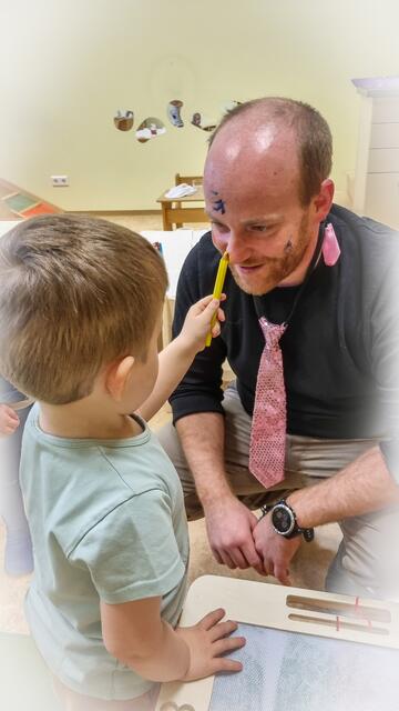 Bgm. Dominik Richtsteiger wird von den Krabbelkindern geschminkt. | Foto: Marktgemeinde Wallern/Tr.