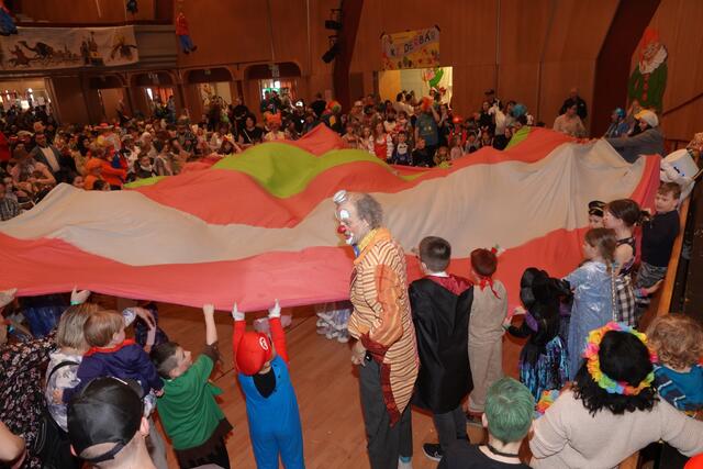 Mit Clown Jako wurde es lustig und alles andere als langweilig für die vielen Kids. | Foto: Michael Blinzer