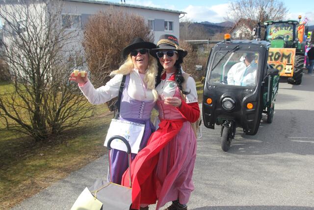 Frau sucht Bauer: Die Suche dauerte ein wenig, die Damen waren eher in Feierlaune. | Foto: Rainer Pongratz