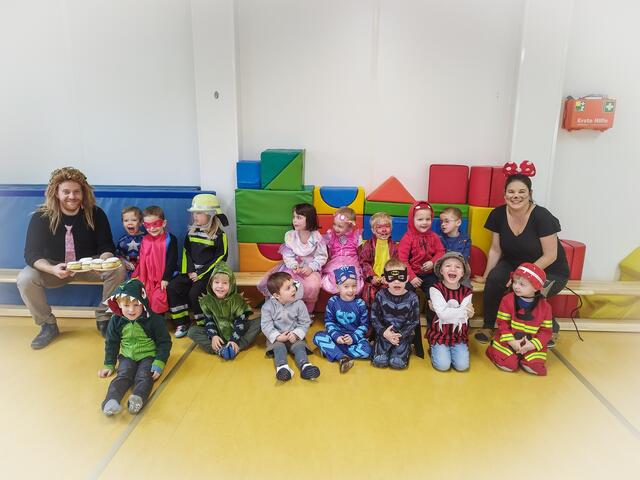 Die Kinder der Käfergruppe freuen sich über die leckeren Krapfen. | Foto: Marktgemeinde Wallern/Tr.