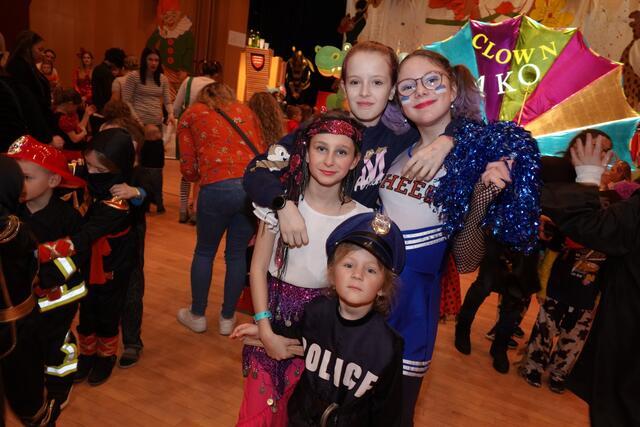 Beliebt und alles andere als langweilig war der große Faschingsball auch für diese Cheerleaderin und ihre Freundinnen. | Foto: Michael Blinzer