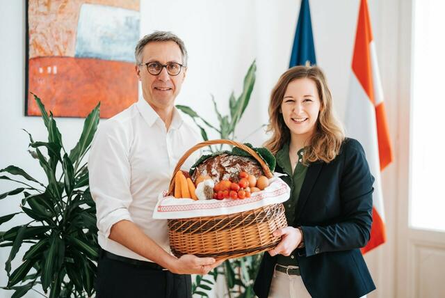 JVP-Obfrau Claudia Plakolm und Bauernbund-Präsident Georg Strasser stellen die Aktion vor. | Foto: JVP/Gsöls