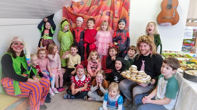 Die Kinder der Blumengruppe freuen sich über die leckeren Krapfen. | Foto: Marktgemeinde Wallern/Tr.