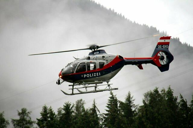 Am Sonntag stürzte eine 28-Jährige bei einer Wanderung und verletzte sich. Gesucht wurde sie mit Drohne, Libelle und einem Polizeihund. Mitten in der Nacht wurde sie schließlich gefunden. | Foto: ZOOM.TIROL / Symbolbild
