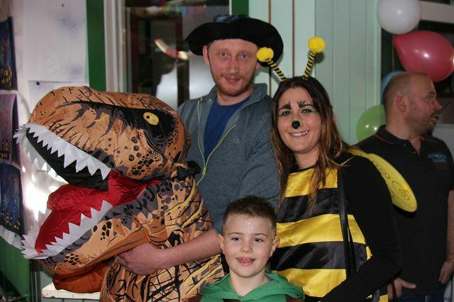 Die Vorbereitungen für den Kindermaskenball hielten auch die Eltern auf Trab. | Foto: Wutte