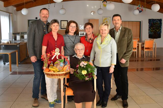 Vizebgm. Franz Kaufmann, Gertraud Rappersberger, Christiana Grubner, Jubilarin Ida Gruber, Gertrude Bugl, Gabriele Eder und GR Herbert Zierlich | Foto: Stadtgemeinde Mank