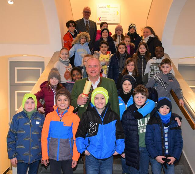 Bürgermeister Hans Stefan Hintner (vorne) und Amtsdirektor Raimund Schneider (oben) mit der 3a der Volksschule Hyrtlplatz. | Foto: Bernhard Garaus