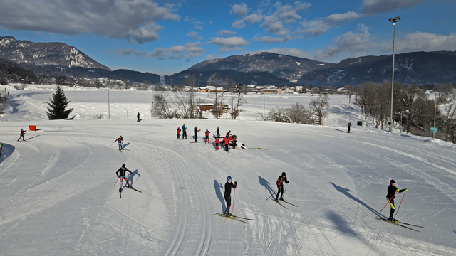 Langlaufen ist dank Flutlicht montags bis freitags bis 19.30 Uhr möglich. | Foto: Alpen Arena