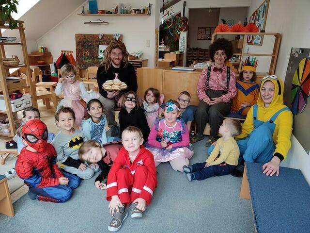 Die Kinder der Sternengruppe freuen sich über die leckeren Krapfen. | Foto: Marktgemeinde Wallern/Tr.