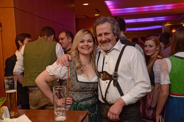 Eva Reisinger aus Haibach freute sich über den zufälligen Treff des Hobbymusikers Sepp Eder.

  | Foto: BRS/Pointinger