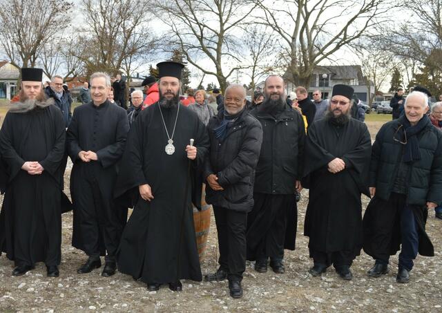 Novize Daniel, Generalvikar Michael Wüger, Metropolit Arsenios (Kardamakis), Ortspfarrer Peter Okeke (Pfarre St. Andrä), Pater Adalbert Gáspár (Pfarre Unterwart u. Siget in der Wart), Mönchspriester Jakovos (Giannopoulos) und Georg vom Chor der orthodoxen Dreifaltigkeitskathedrale aus Wien | Foto: Thürnbeck, Krammer