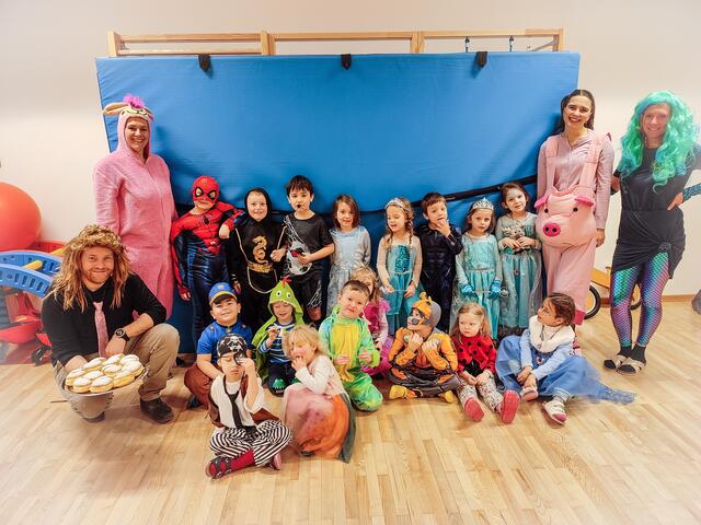 Die Kinder der Regenbogengruppe freuen sich über die leckeren Krapfen. | Foto: Marktgemeinde Wallern/Tr.
