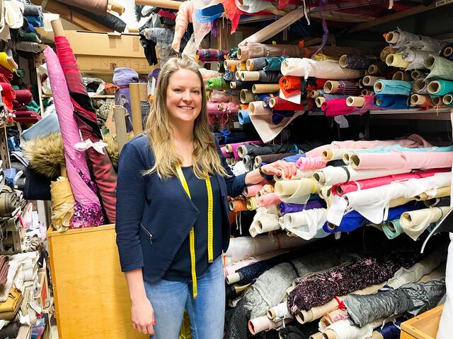 Die ausgebildete Herrenschneiderin Veronika Steiner in "ihrem Reich", dem bunten Stofflager im Salzburger Landestheater. Dort finden sich Stoffe in allen Farben und Materialien.  | Foto: Lisa Gold