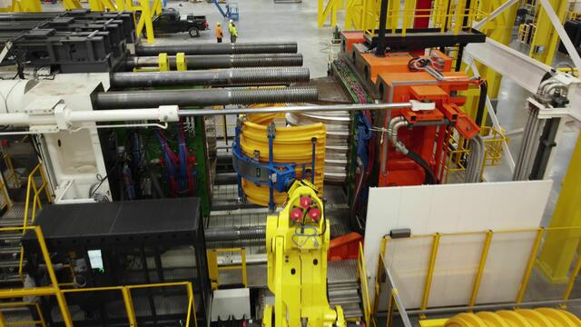 Die Großbauteile mit einem Schussgewicht von bis zu 122 kg werden automatisiert aus dem Werkzeug entnommen.  | Foto: ENGEL