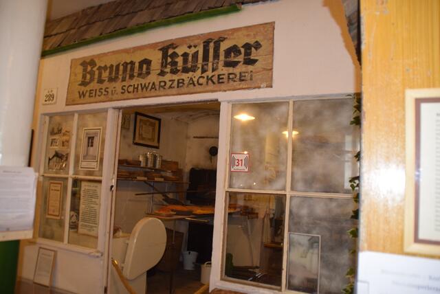 Im 1. Stock befindet sich die historische Ladenzeile. Die original Geschäfte gab es alle in Traiskirchen und Möllersdorf tatsächlich.