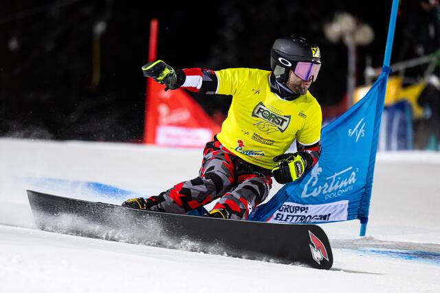 Der Schwarzacher Andreas Prommegger ist nun Dreifach-Weltmeister. | Foto: FIS / Miha Matavz