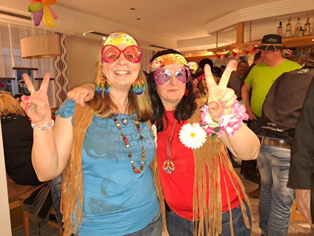 Im Flower Power Coffee Shop wurden die Narren von diesen beiden Hübschen bewirtet.