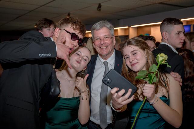 Gefragtes Selfie-Modell: LH Peter Kaiser musste an diesem Abend in viele Smartphones lächeln.