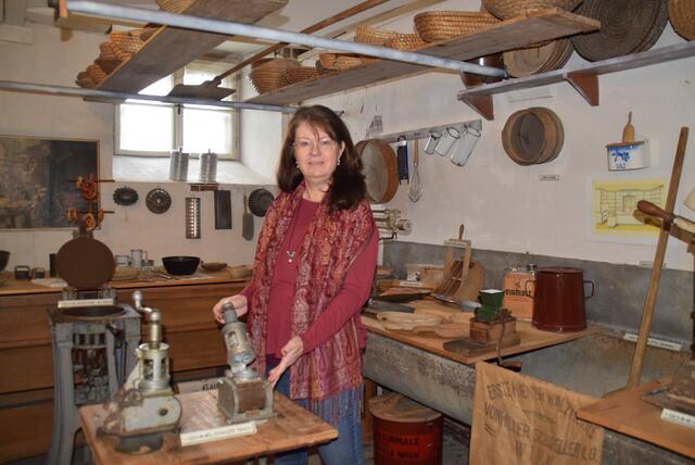 Museumsleiterin Karin Weber-Rektorik zeigt uns die historischen Geräte.