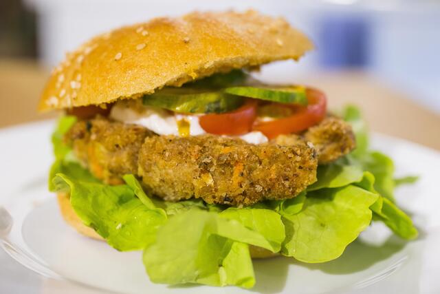 Veganer Fleischersatz muss nicht zwingend gesünder sein als Fleisch. | Foto: Franz Neumayr