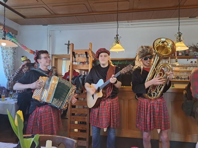 Diese flotten Musikanten sorgten für Stimmung in allen Gaststätten