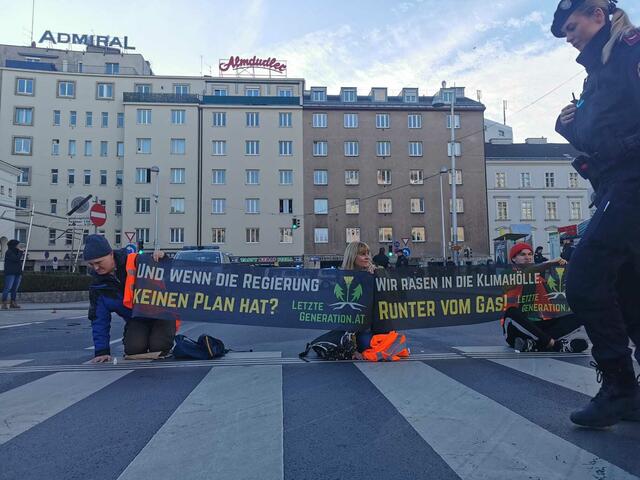 Mit ihrem Protest blockierte die letzte Generation den Frühverkehr am 21. Februar. ÖAMTC rät alternative Routen abseits des Naschmarkts zu wählen.  | Foto: Die Letzte Generation