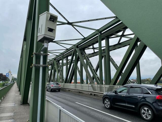 Ende September 2022 wurde bereits ein Radargerät auf der Donaubrücke Mauthausen installiert – damals allerdings nur zu Testzwecken.  | Foto: BezirksRundSchau Perg