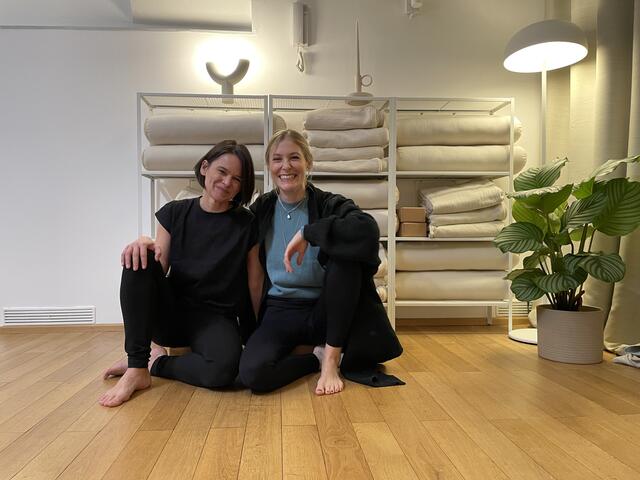 Sandra Kronismus (l.) und Katharina Kozel (r.) eröffneten kürzlich das "MYND YOGA"-Studio in der Pilgarmgasse.  | Foto: Miriam Al Kafur