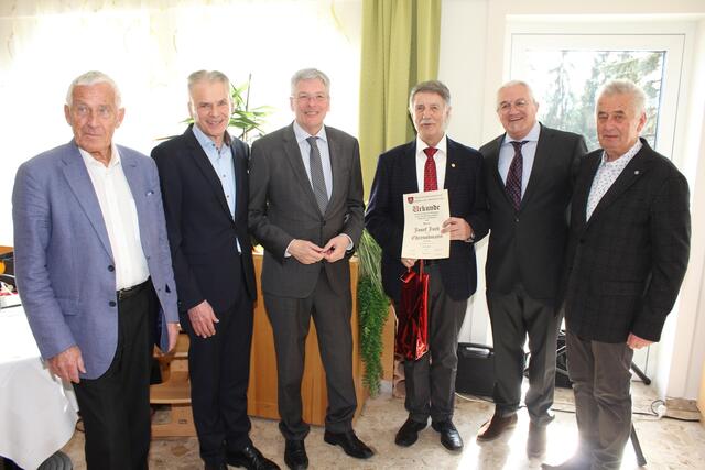 Josef Juch (4. v. l. ) wurde für seine langjährige Tätigkeit als Obmann geehrt. | Foto: Privat