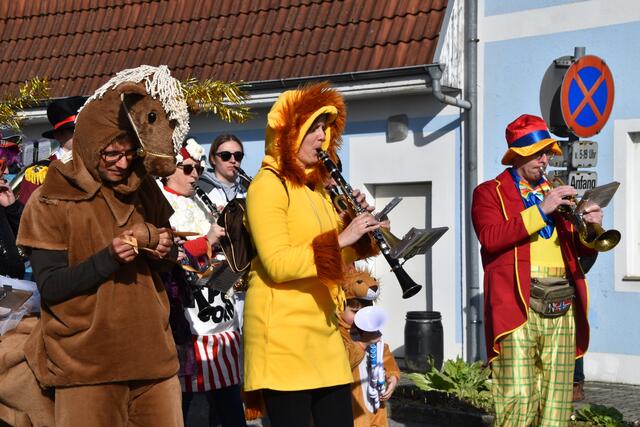  Persenbeug steht Kopf: Das war der Persenbeuger Faschingsumzug 2023 - Melk Illustration 