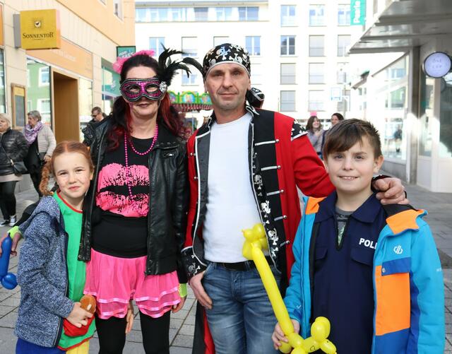 Familie Stöckinger und Mosik gut gelaunt beim Faschingsdienstag | Foto: Sona Hasoyan