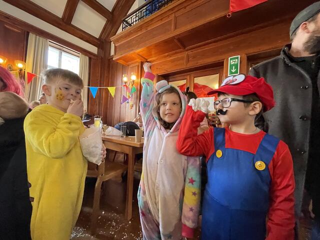 Hurra, Fasching! Picachu Felix, Einhorn Miriam und Supermario Tobias | Foto: zVg