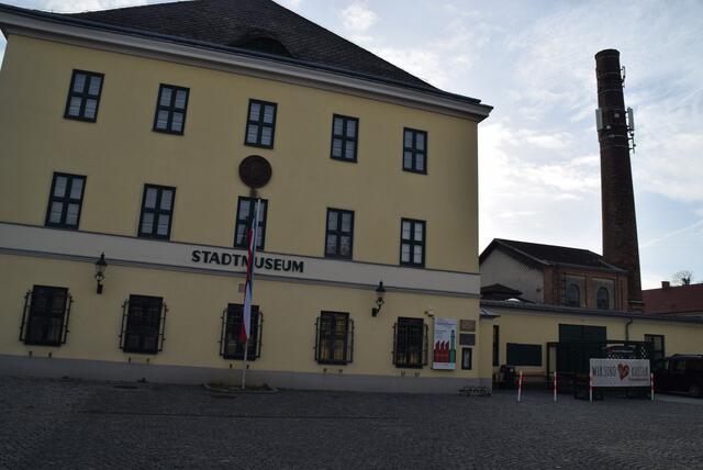 Bis Mitte der 1970er Jahre wurde hier Merinowolle aus Australien versponnen. Seit 1988 beherbergt die ehemalige Kammgarnspinnerei in Möllersdorf das Museum Traiskirchen.