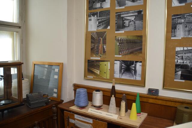 Spulen mit Garne im historischen Museumsraum.