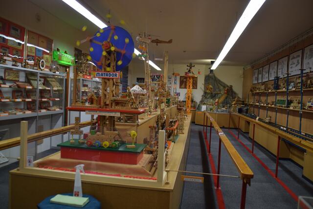 "Alles dreht sich, alles bewegt sich" war der Slogan von Matador. Im 2. Stock im Museum Traiskirchen versteht man, warum.